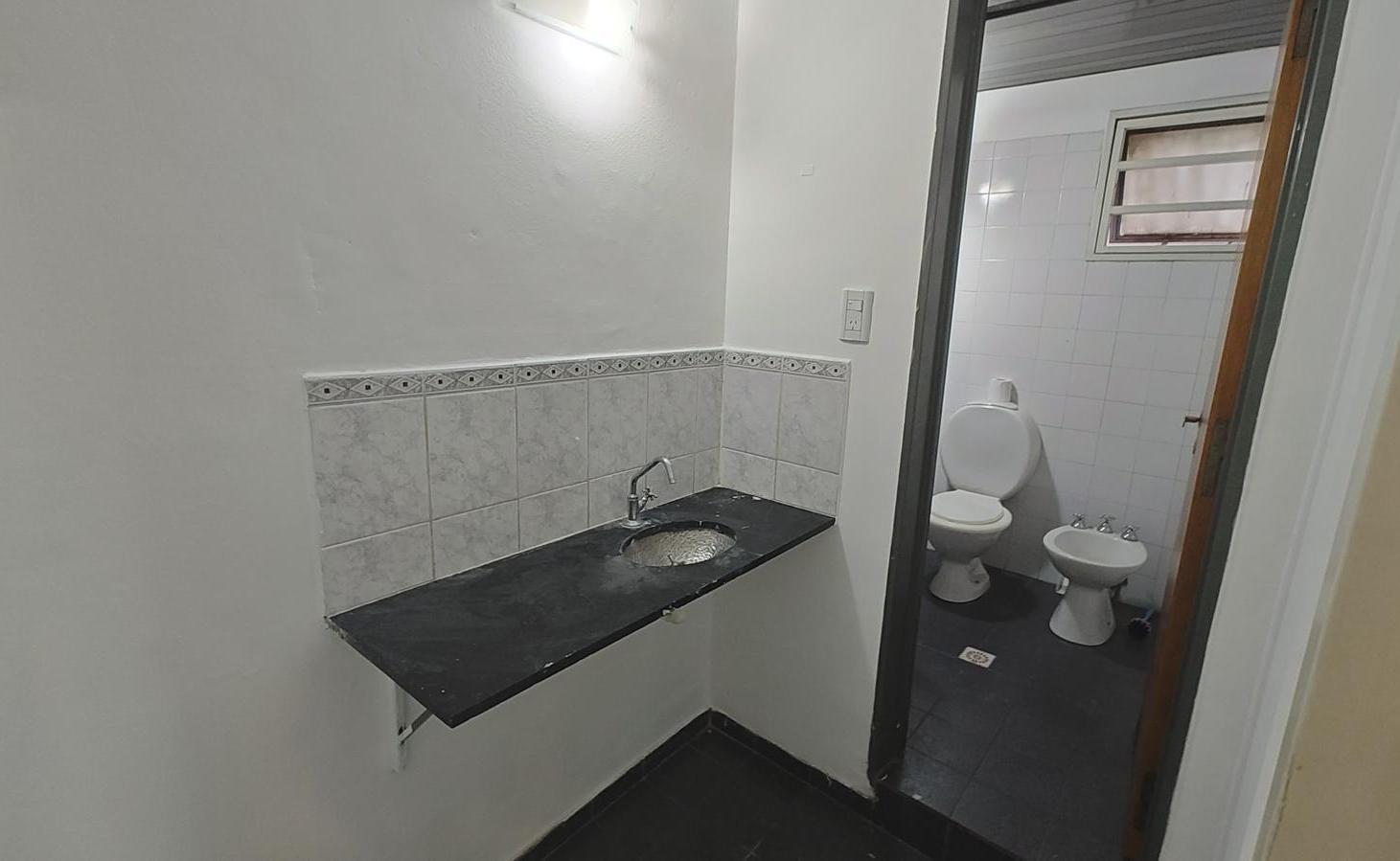 Foto de Oficina en Centro con 2 privados, baño y patio, imagen 5