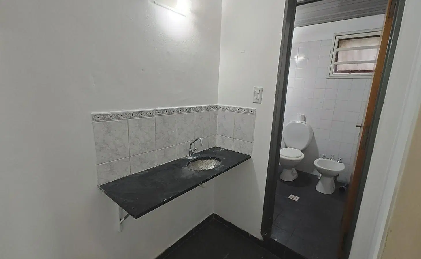 Oficina en Centro con 2 privados, baño y patio 5