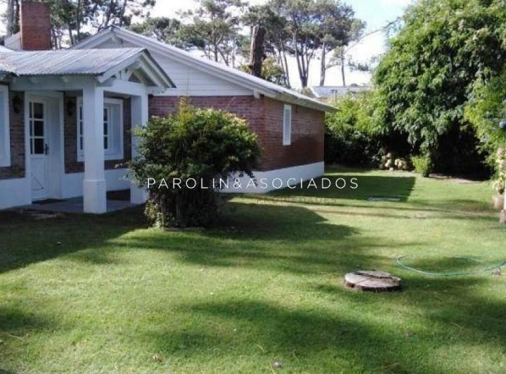 Hermosa casa en venta de 2 dormitorios en Brava, Punta del Este.