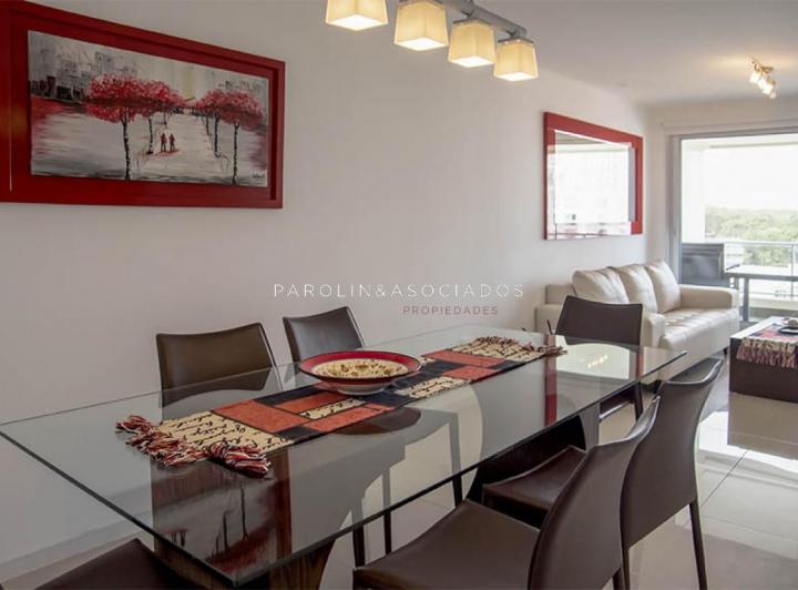 Apartamento en venta de 2 dormitorios en Torre Wind, Punta del Este.