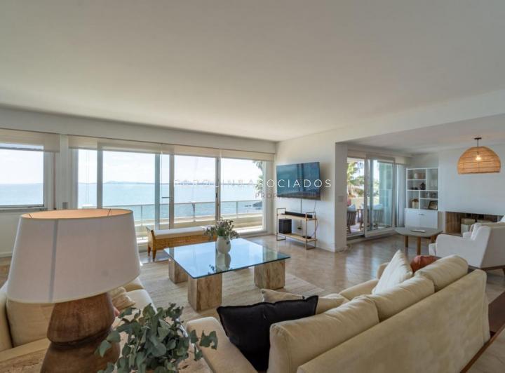 Foto de Apartamento en venta de 3 dormitorios en edificio Acantilado, Punta del Este., imagen 2