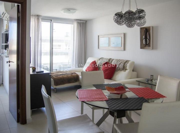 Apartamento en venta de 1 dormitorio en edificio Sea Port, Punta del Este.