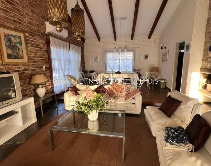 Foto de Casa de 3 dormitorios + dependencia de servicio en venta en Mansa, Punta Del Este., imagen 2