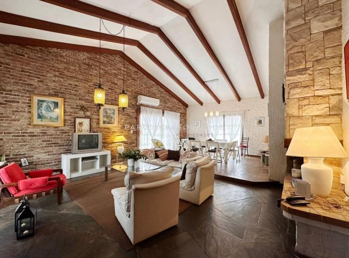 Foto de Casa de 3 dormitorios + dependencia de servicio en venta en Mansa, Punta Del Este., imagen 1