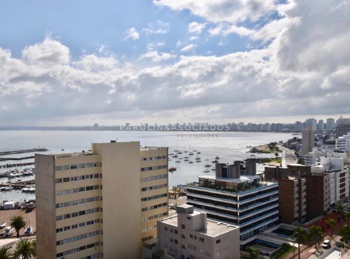Apartamento en venta en edificio Torre Plaza, Punta del Este.