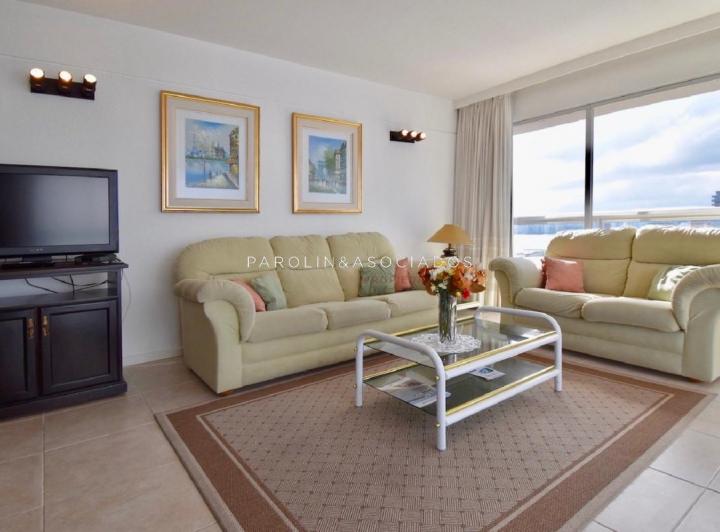 Foto de Apartamento en venta en edificio Torre Plaza, Punta del Este., imagen 2