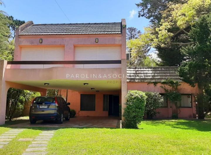 Casa en venta de 4 dormitorios en playa Brava, Punta del Este.