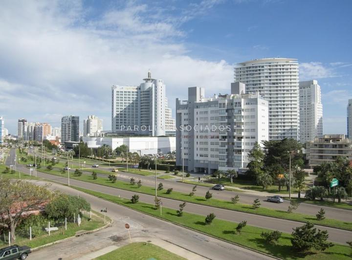 Apartamento de 2 dormitorios en venta en Alexander Boulevard, Punta del Este.