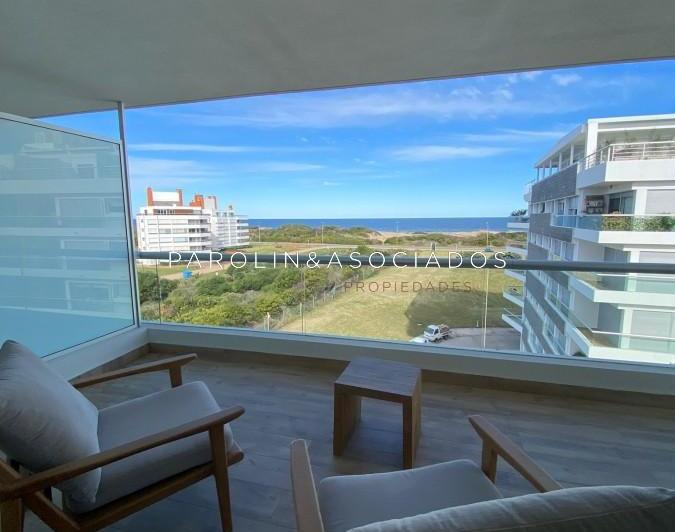 Apartamento en venta de 2 dormitorios en primera linea en Brava, Punta del Este.