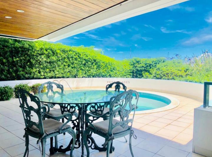 Apartamento en venta de 3 dormitorios en Punta del Este.