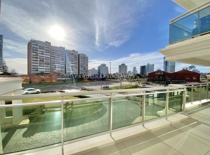 Apartamento en venta de 2 dormitorios en Punta del Este.