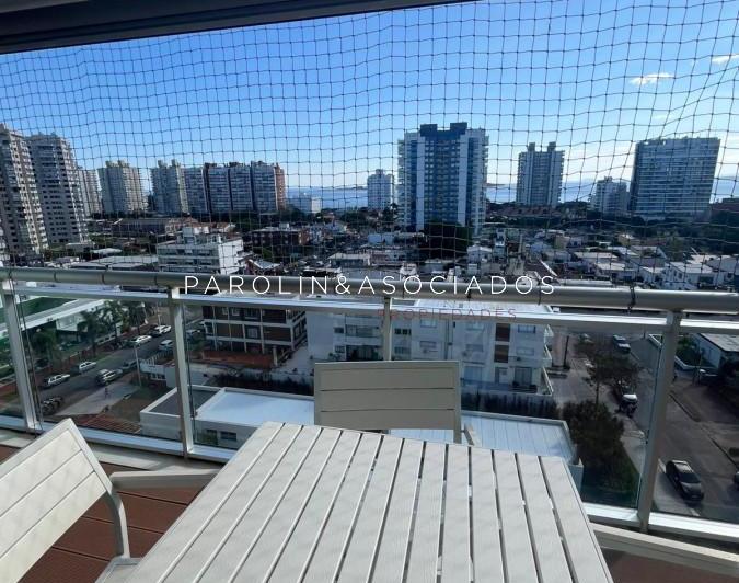 Luminoso apartamento en venta con vista al mar en Punta del Este.