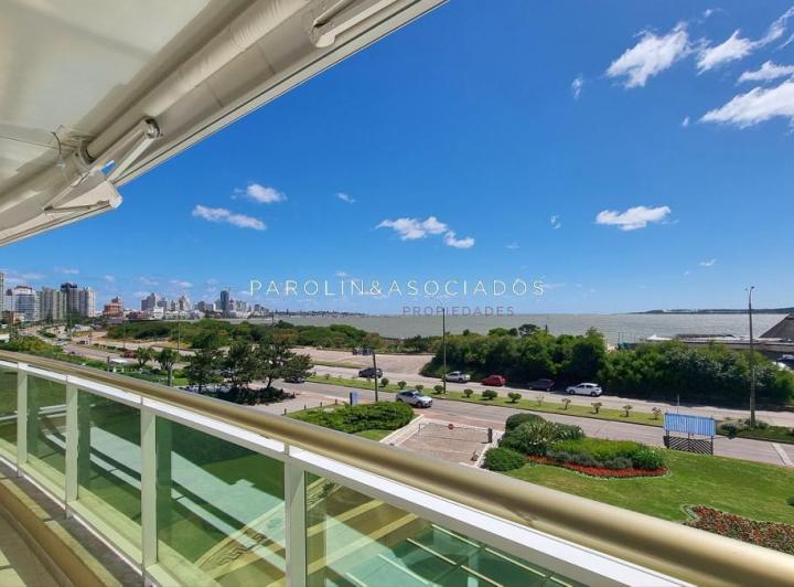 Departamento de 3 dormitorios en venta en Coral Tower en venta 1