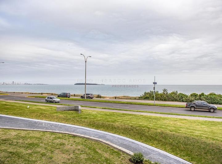 Apartamento de 3 dormitorios en venta en Torre Isabel en Mansa, Punta del Este.. 2