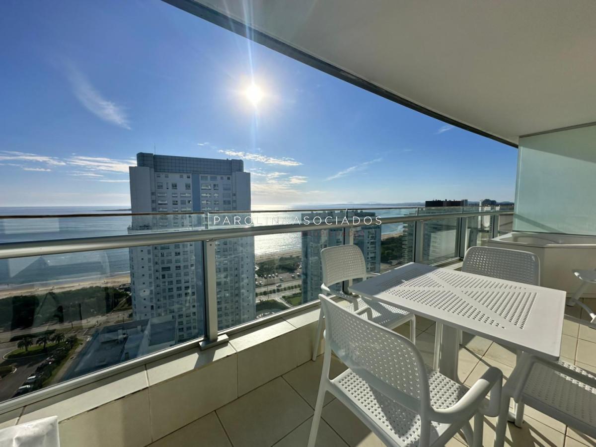 Vende apartamento de 2 dormitorios en suite en Punta del Este