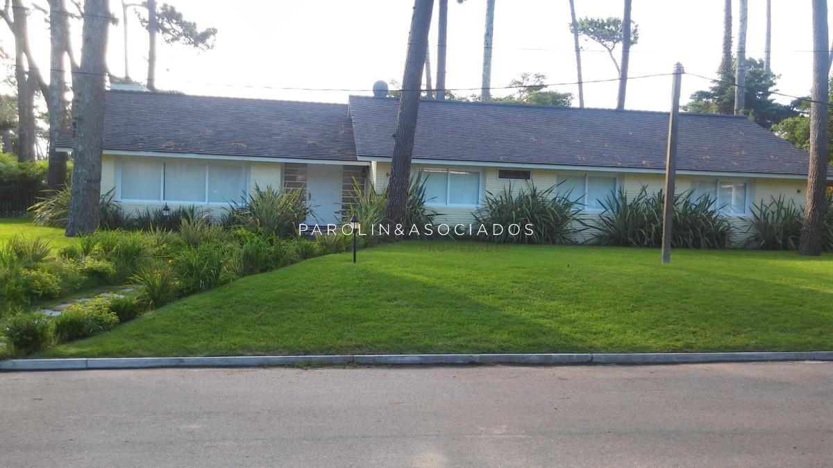 Hermosa casa en venta de 4 Dormitorios ubicada en Playa Mansa, Punta del este