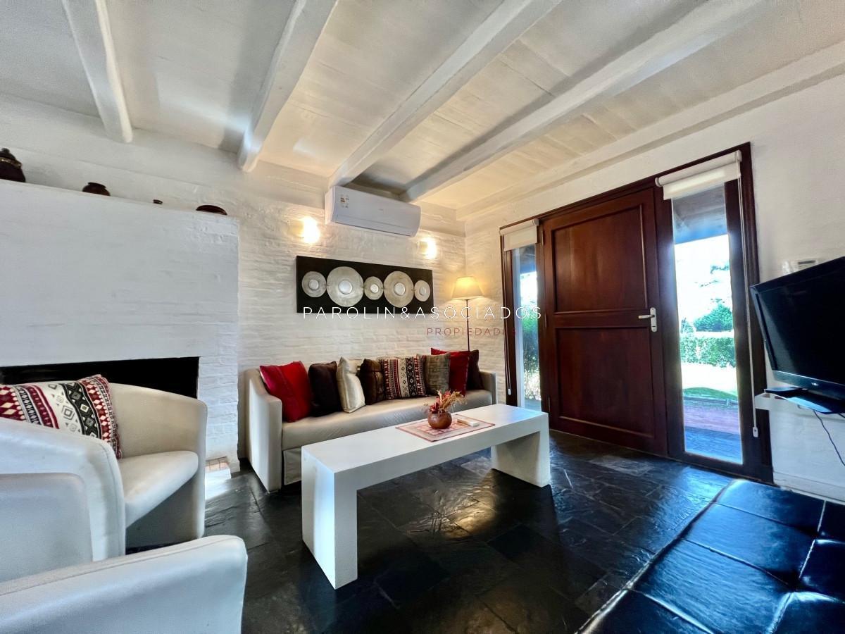 Foto de Casa en venta de 2 dormitorios en barrio privado Parque Pinares, Punta del Este., imagen 1