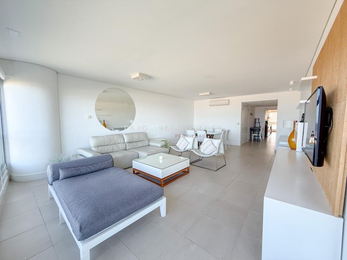 Foto de Apartamento en venta de 2 dormitorios y dependencia de servicio en Edificio Le Parc. Brava, Punta de, imagen 3
