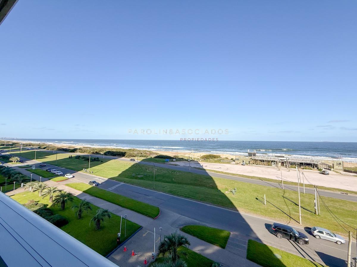 Foto de Apartamento en venta de 2 dormitorios y dependencia de servicio en Edificio Le Parc. Brava, Punta de, imagen 2