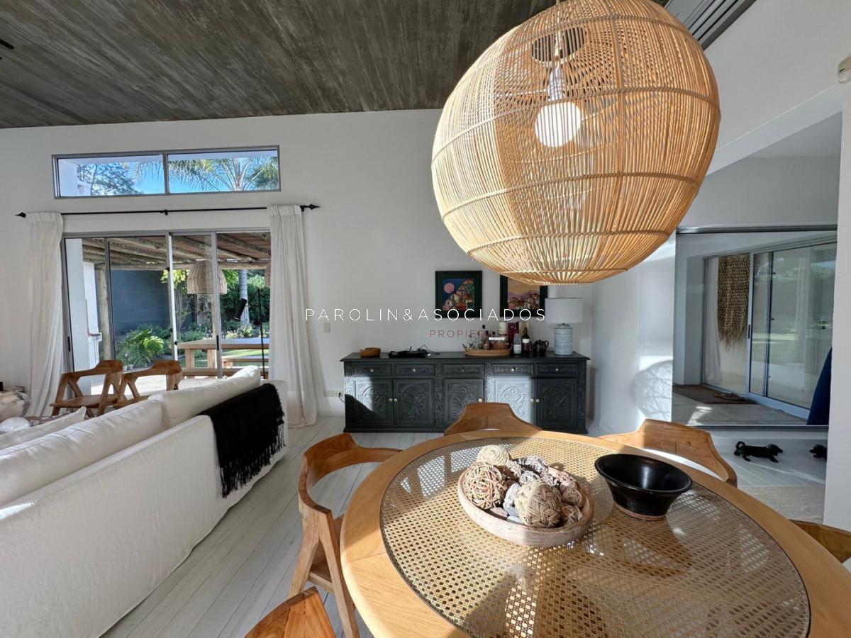 Casa de 4 Dormitorios en venta en San Rafael, Punta del Este.