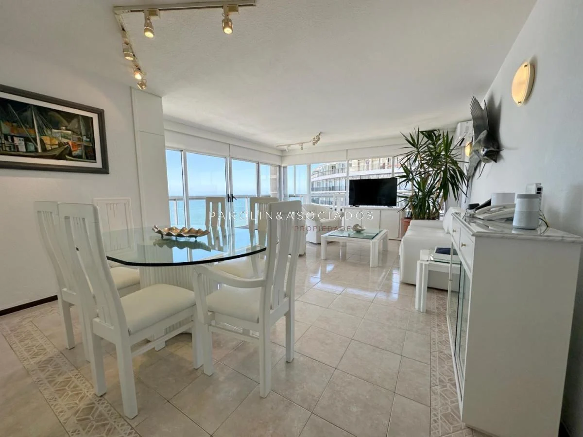 Departamento en venta de 3 Dormitorios en Torre Plaza, Punta del Este