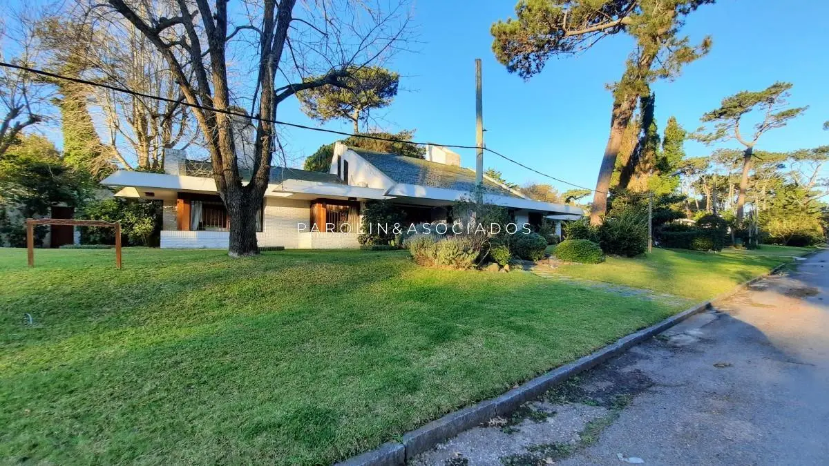 CASA EN VENTA EN MANSA PUNTA DEL ESTE 5 DORMITORIOS 4