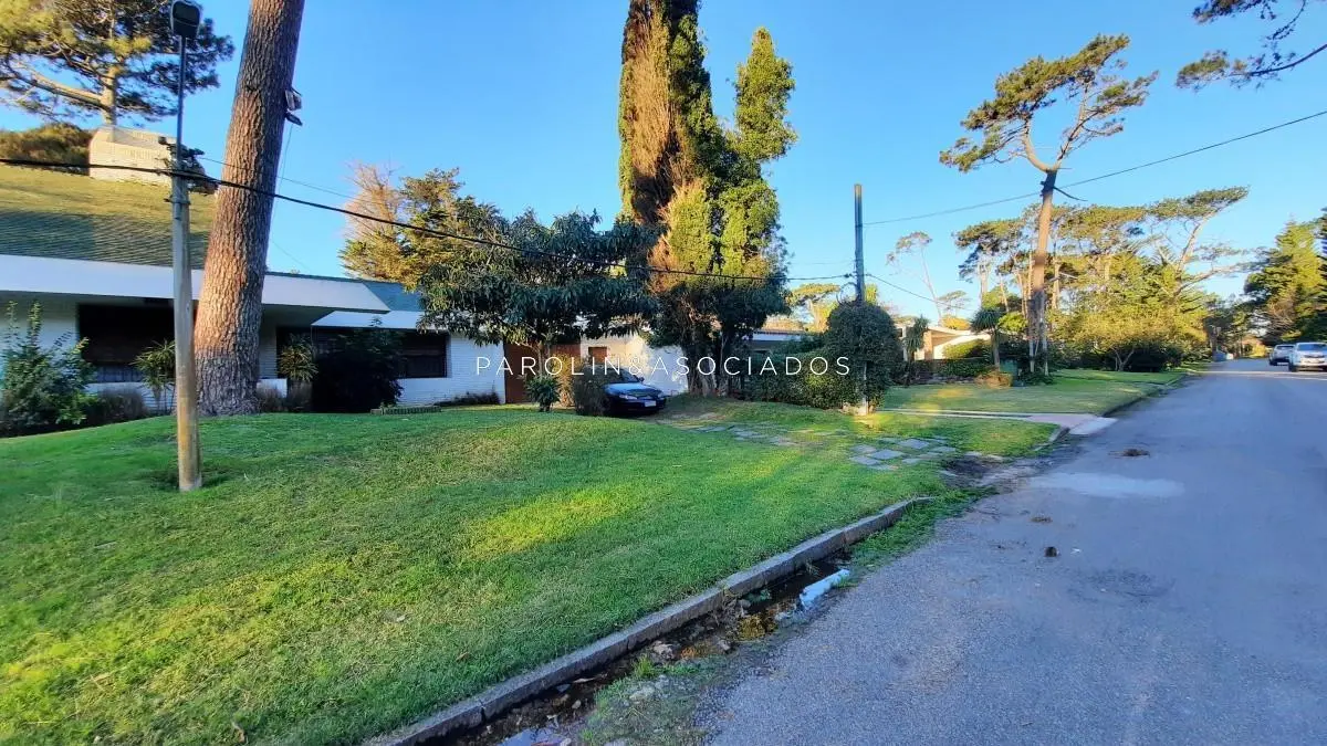 CASA EN VENTA EN MANSA PUNTA DEL ESTE 5 DORMITORIOS 2