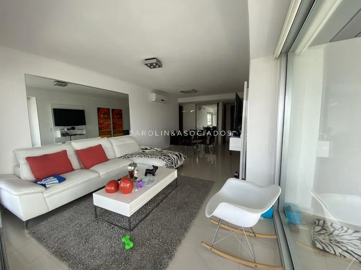 Apartamento en venta de 2 dormitorios en Miami Boulevard, Punta del Este. 2