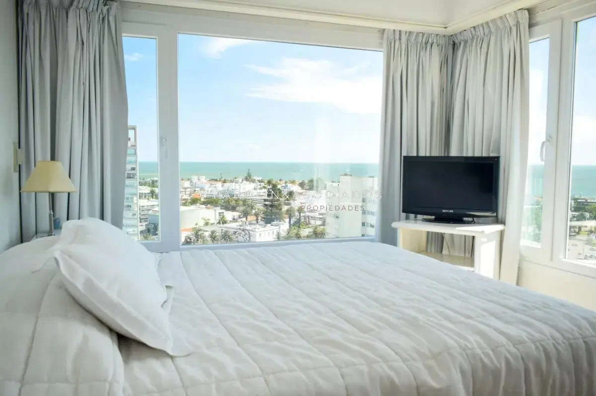 Departamento de 3 dormitorios + dep. en venta en Edif. Fontemar, vista al Puerto 2