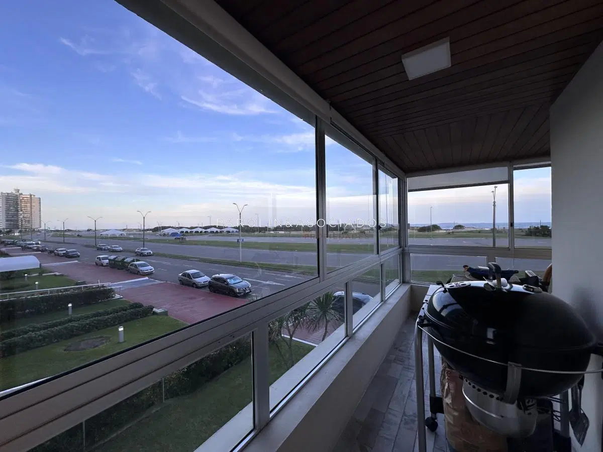 Vende apartamento de 3 dormitorios en Playa Brava, Punta del Este 2