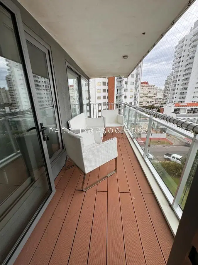 Apartamento en venta de 2 dormitorios en edificio Onix, Punta del Este. 1