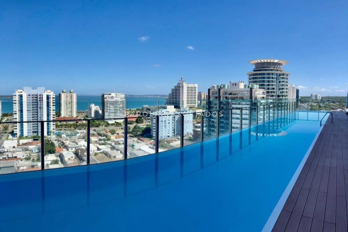 Apartamento en venta de 2 dormitorios en edificio Onix, Punta del Este. 3