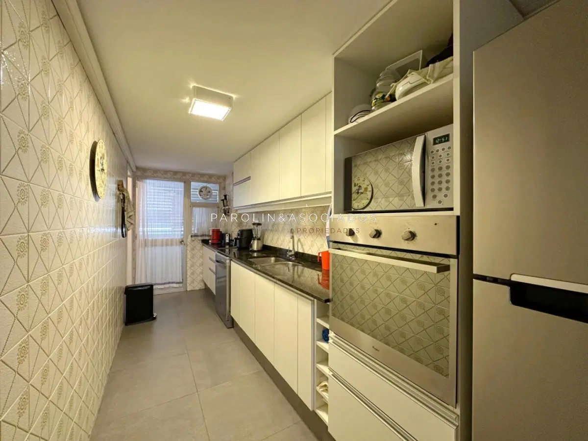 Departamento en Venta de 3 Dormitorios + dependencia en Playa Mansa, Punta del Este 5