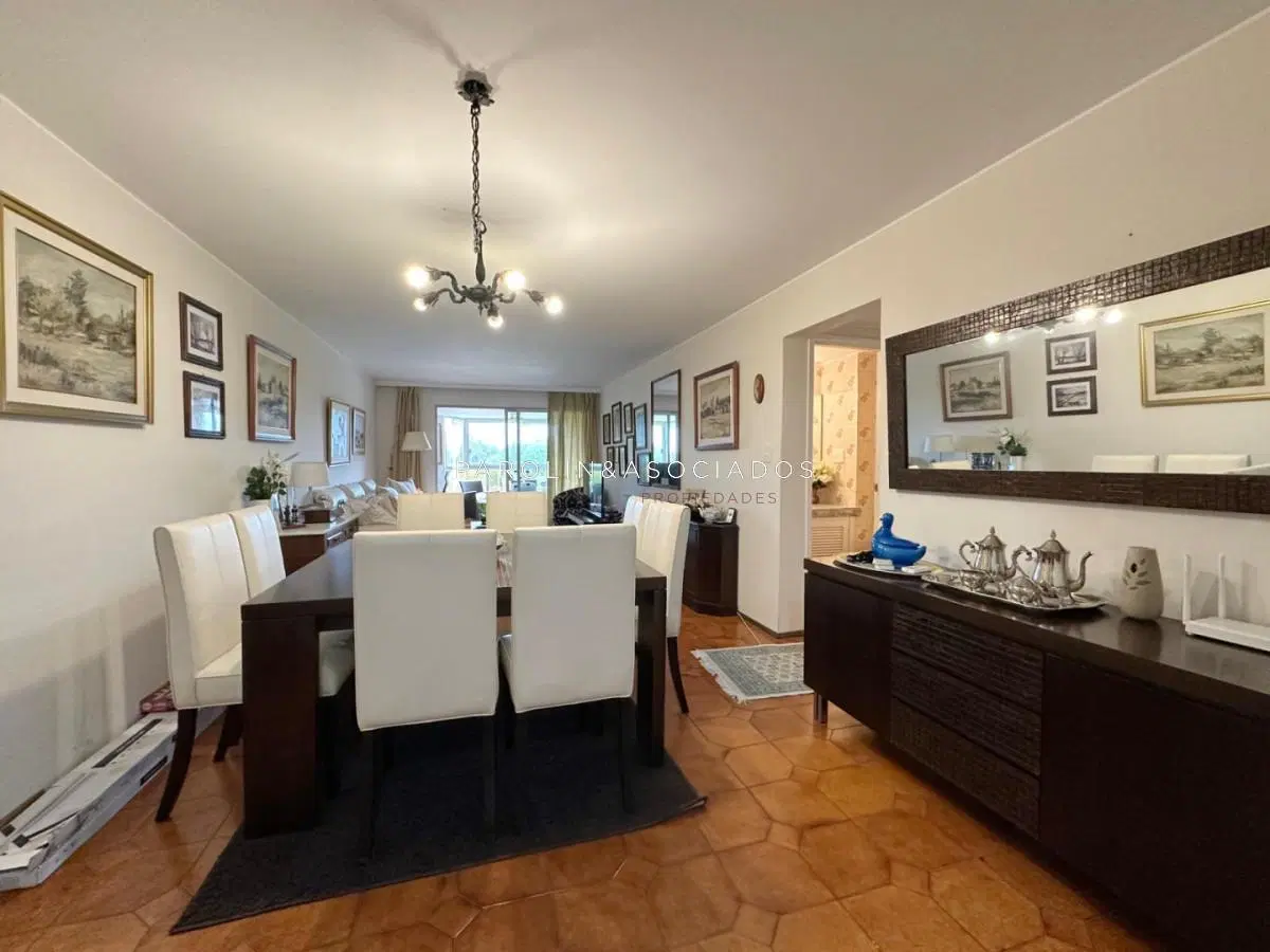 Departamento en Venta de 3 Dormitorios + dependencia en Playa Mansa, Punta del Este 1