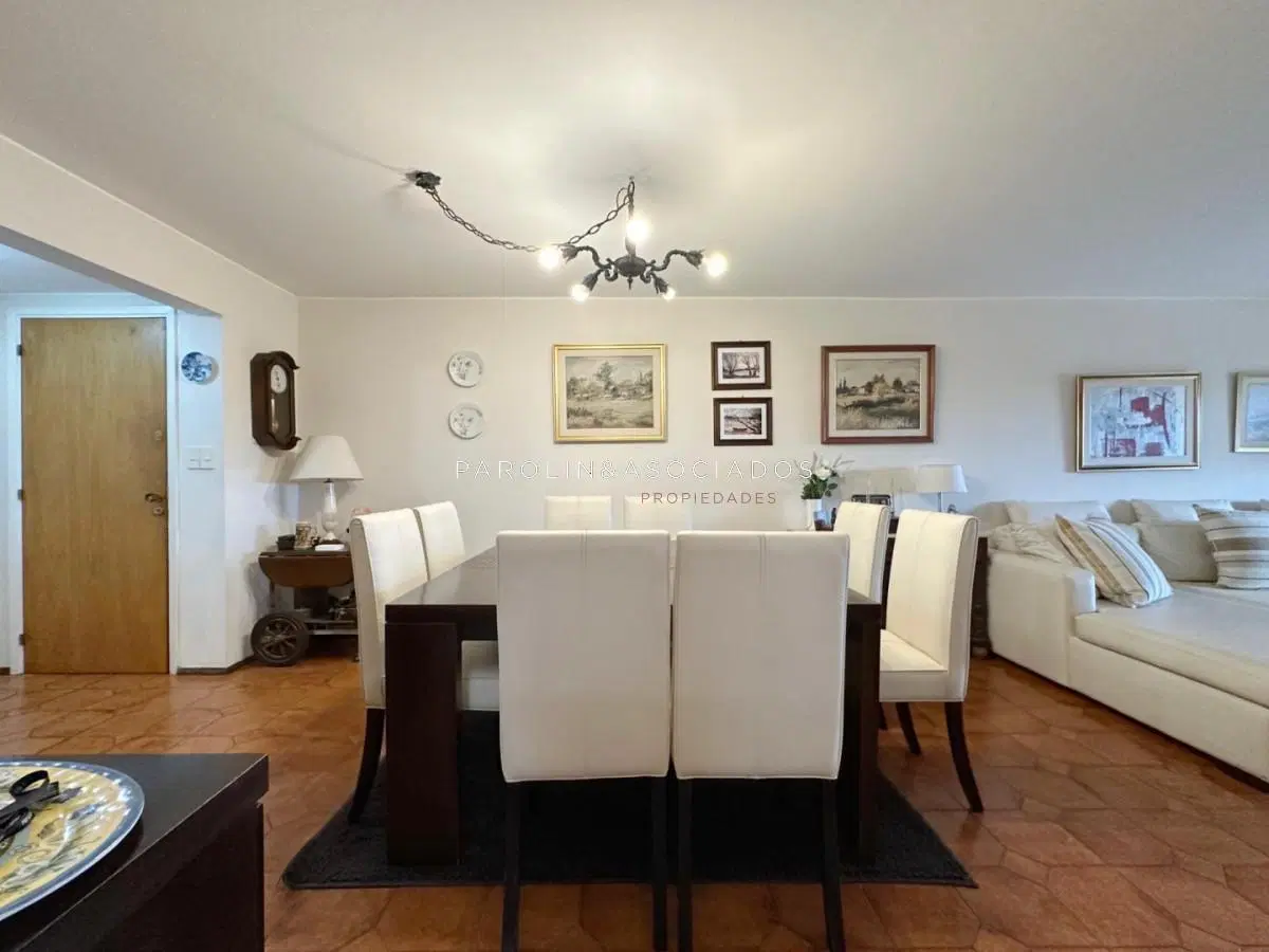 Departamento en Venta de 3 Dormitorios + dependencia en Playa Mansa, Punta del Este 2