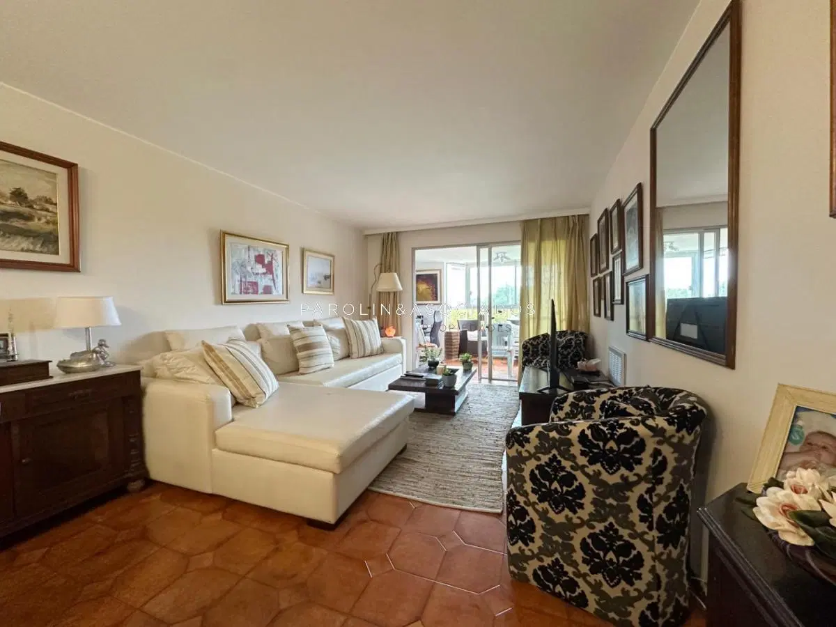 Departamento en Venta de 3 Dormitorios + dependencia en Playa Mansa, Punta del Este 4