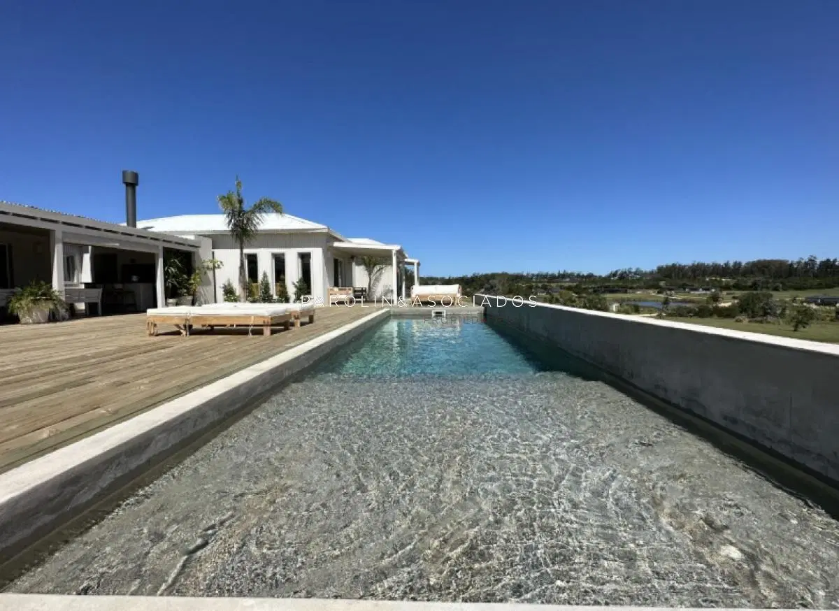 Venta de Casa de 4 Dormitorios en Pueblo Mio, Manantiales 3