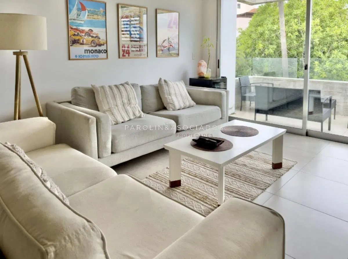 Departamento en Venta de 2 Dormitorios en Playa Mansa 3