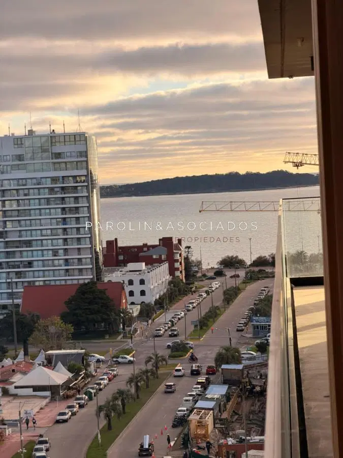 En venta apartamento de 2 dormitorios, con agradable vista en Mansa, Punta del Este 8