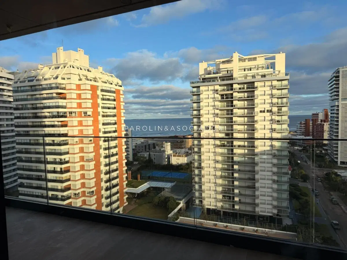 En venta apartamento de 2 dormitorios, con agradable vista en Mansa, Punta del Este 1