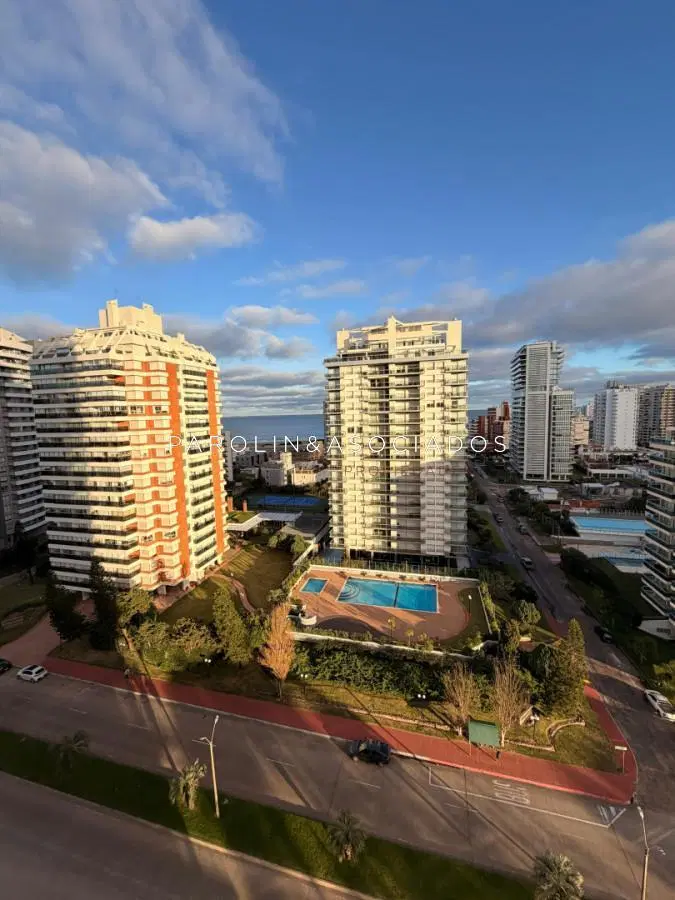 En venta apartamento de 2 dormitorios, con agradable vista en Mansa, Punta del Este 2