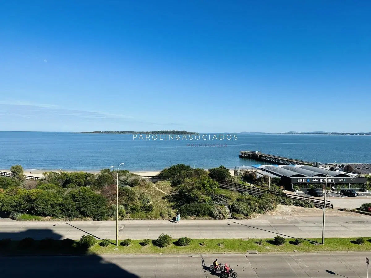 Apartamento de 3 dormitorios en venta sobre playa mansa 4
