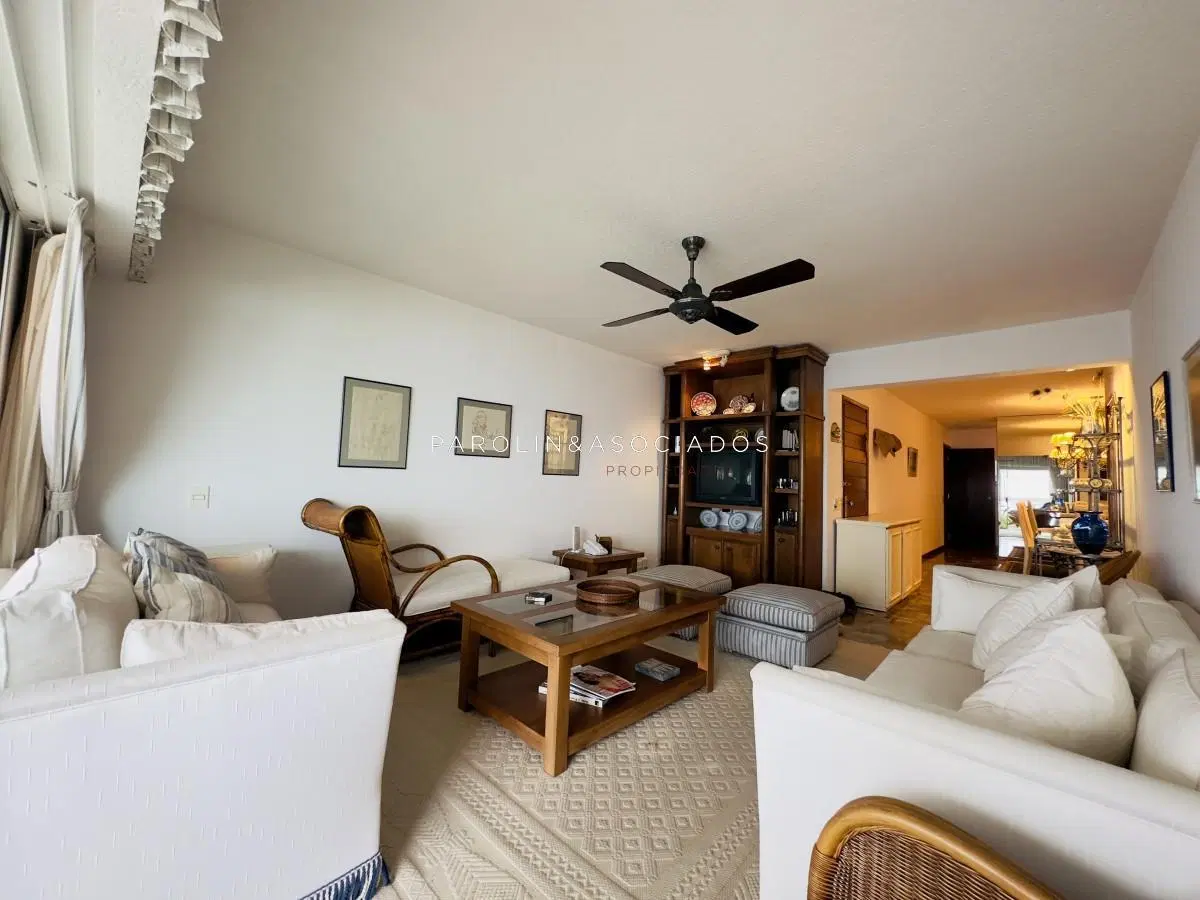 Apartamento de 3 dormitorios en venta sobre playa mansa 2