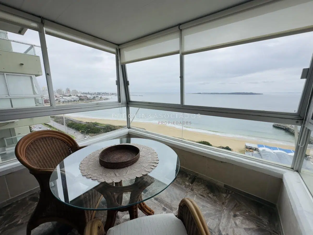 Apartamento de 3 dormitorios en venta sobre playa mansa 1