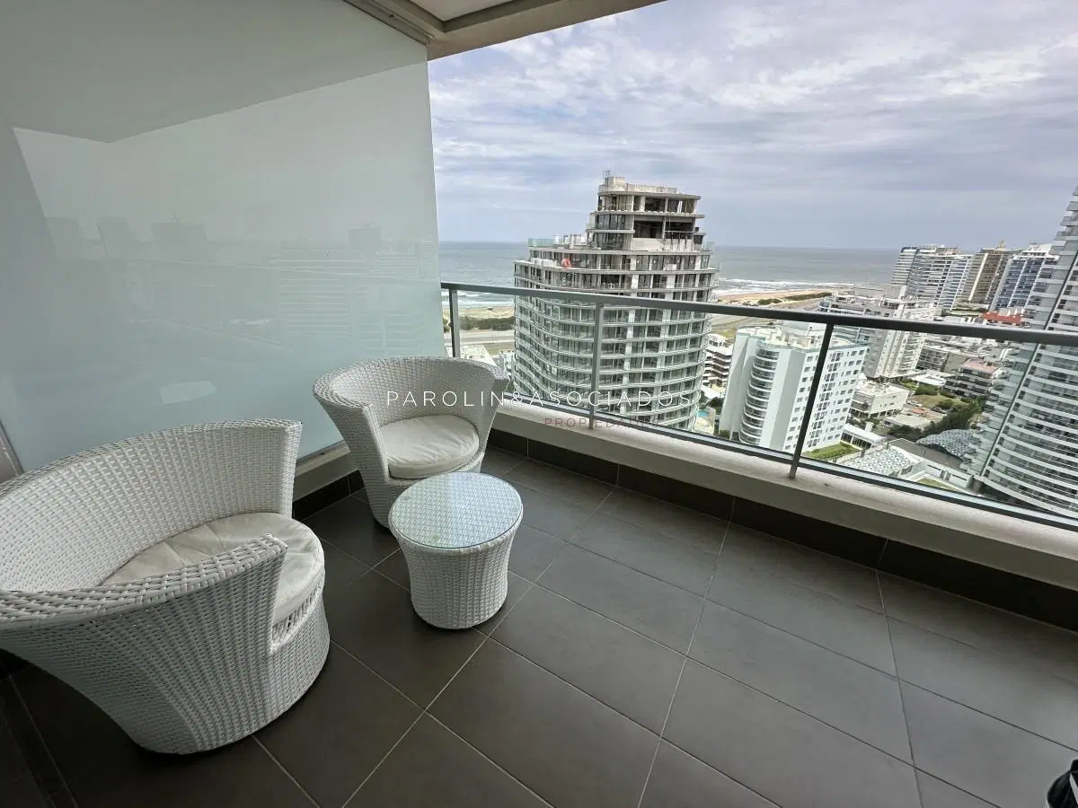 OPORTUNIDAD! Wind Tower de 2 dormitorios, hermosa vista al mar! 8