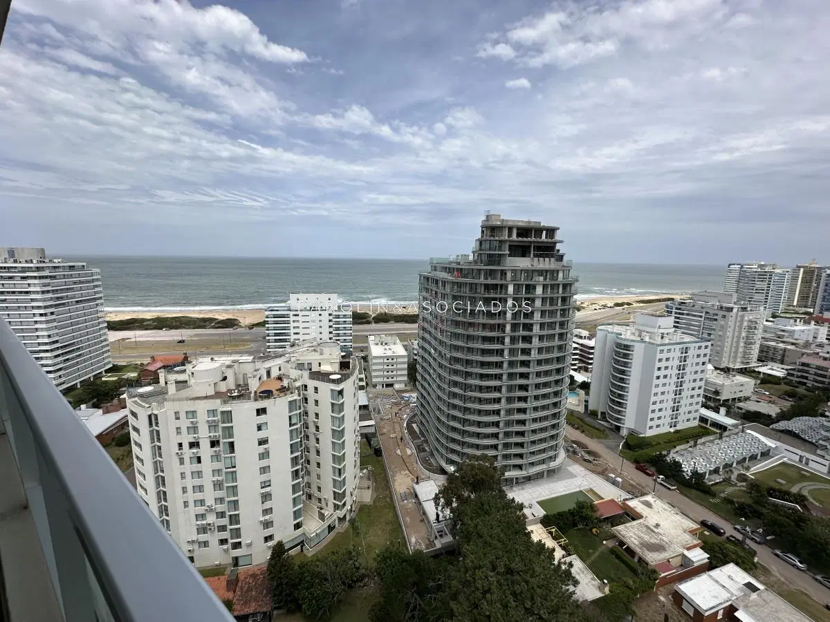 OPORTUNIDAD! Wind Tower de 2 dormitorios, hermosa vista al mar! 4