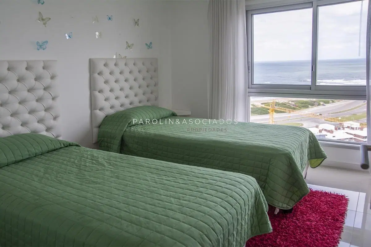 Vende apartamento de 3 dormitorios en Wind Tower, piso alto con vista al mar , Punta del Este 4