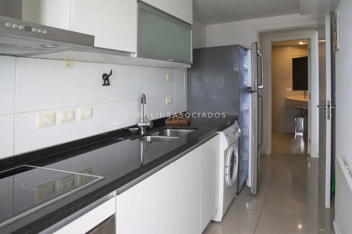 Vende apartamento de 3 dormitorios en Wind Tower, piso alto con vista al mar , Punta del Este 8