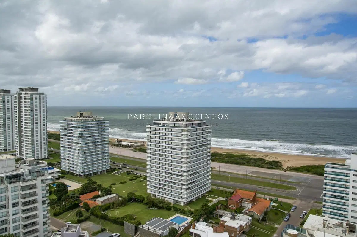 Vende apartamento de 3 dormitorios en Wind Tower, piso alto con vista al mar , Punta del Este 2