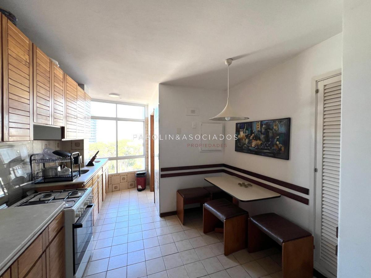 Foto de apartamento en venta zona shopping punta, 2 dormitorios y dependencia, imagen 2